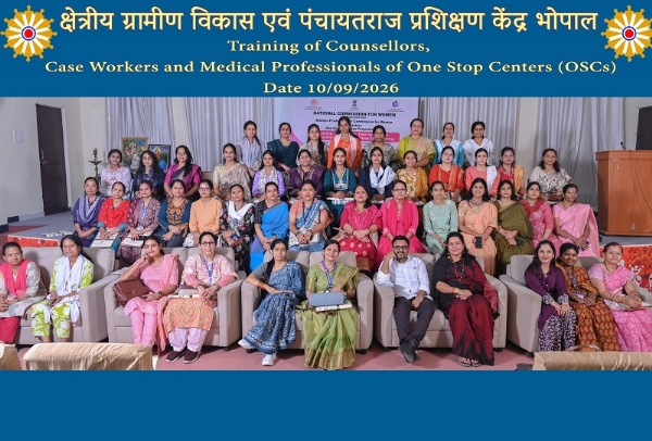वन स्टॉप सेंटर के काउंसलर्स एवं केस वर्कर्स के लिए एक दिवसीय विशेष प्रशिक्षण कार्यक्रम में समूह चित्र
