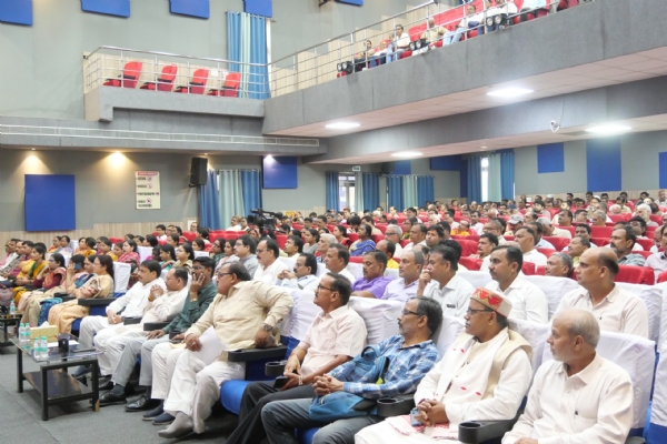 गोष्ठी में शामिल विशिष्ट जन