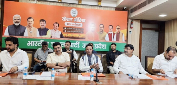 भाजपा की सोशल मीडिया कार्यशाला में मंच पर बैठे प्रदेश अध्यक्ष पंकज चौधरी व प्रदेश संगठन मंत्री धर्मपाल सिंह