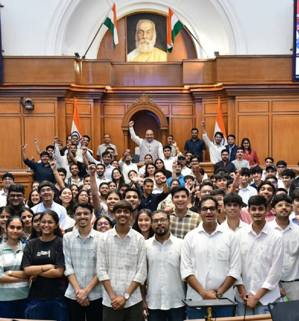 दिल्ली विधानसभा अध्यक्ष विजेंद्र गुप्ता छात्र-छात्राओं के साथ।