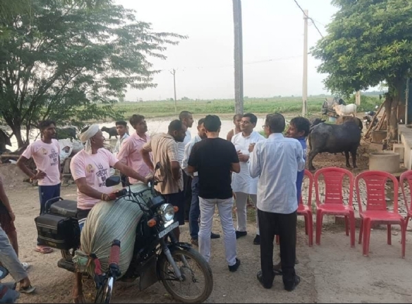 फोटो। गाँव गाँव संपर्क करते सपा जिलाध्यक्ष सर्वेश बाबू गौतम