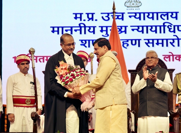 न्यायमूर्ति अल्पेश कोगजे का शपथ ग्रहण के स्वागत करते हुए मुख्यमंत्री