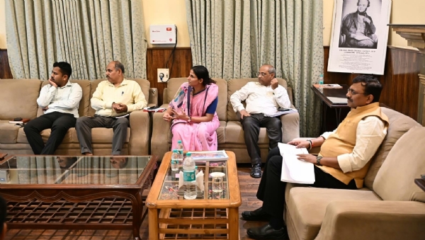 अधिकारियों की बैठक लेते मुख्य सचिव