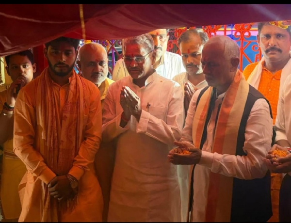 मौनिया बाबा की पूजा अर्चना करते सांसद एवं विधायक मौनिया बाबा की पूजा अर्चना करते सांसद एवं विधायक
