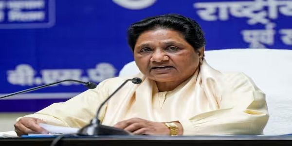 अशोकसिद्धार्थस्य संन्यासग्रहणस्य अनन्तरमपि जामाता आकाश आनन्दः बसपातः बहिः