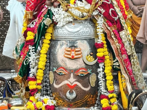 भस्म आरती में राजा स्वरूप में सजे महाकाल