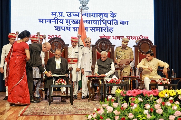 न्यायमूर्ति अल्पेश कोगजे शपथ ग्रहण करने के बाद हस्ताक्षर करते हुए