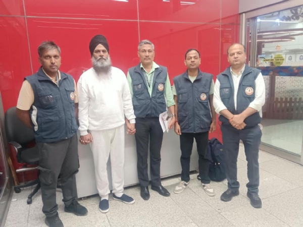 सीबीआई की हिरासत में सिंगापुर स्कैम का भगोड़ा आरोपी हरनेक सिंह।