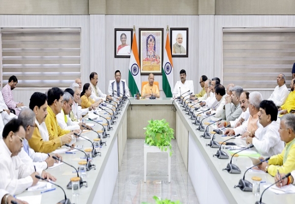बैठक करते मुख्यमंत्री योगी