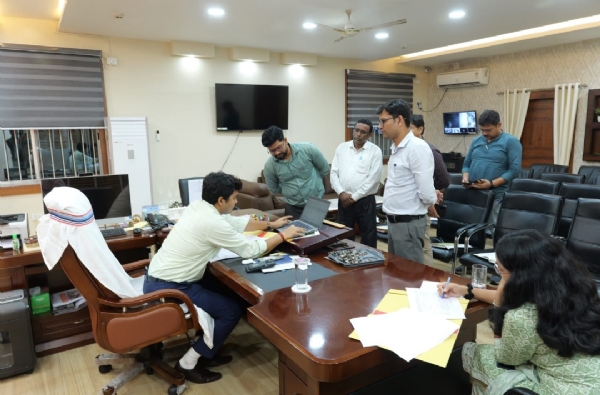 बैठक करते उपायुक्त मनीष कुमार