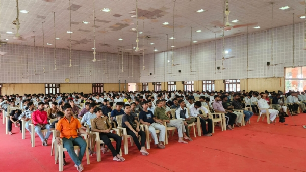 पक्कीबाग सरस्वती शिशु मंदिर में आयोजित युवा सम्मेलन में युवाओं को संबोधित करते प्रांत प्रचारक रमेश जी, मंच पर सह भाग संघचालक राजाराम जी।