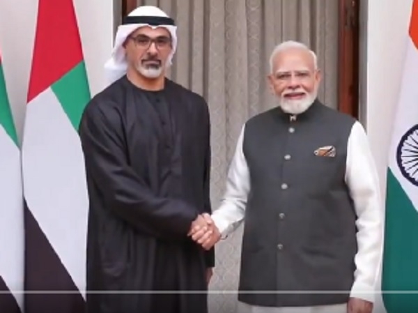 प्रधानमंत्री नरेन्द्र मोदी अबू धाबी के क्राउन प्रिंस शेख खालिद बिन मोहम्मद बिन जायद अल नाहयान के साथ। प्रधानमंत्री नरेन्द्र मोदी अबू धाबी के क्राउन प्रिंस शेख खालिद बिन मोहम्मद बिन जायद अल नाहयान के साथ।