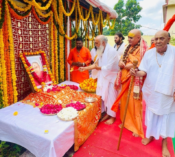 संत समाज समापन अवसर पर पूजा अर्चना करते हुए संत समाज समापन अवसर पर पूजा अर्चना करते हुए