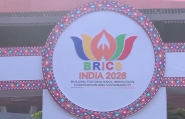भारत मंडपम के बाहर से 18वें ब्रिक्स शिखर शिखर सम्मेलन के आगाज की तस्वीर भारत मंडपम के बाहर से 18वें ब्रिक्स शिखर शिखर सम्मेलन के आगाज की तस्वीर