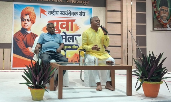 पक्कीबाग सरस्वती शिशु मंदिर में आयोजित युवा सम्मेलन में युवाओं को संबोधित करते प्रांत प्रचारक रमेश जी, मंच पर सह भाग संघचालक राजाराम जी।