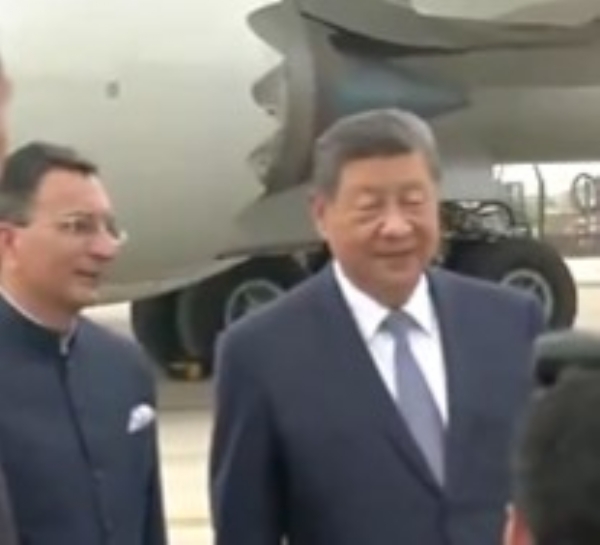 8वें ब्रिक्स शिखर सम्मेलन में भाग लेने के लिए दिल्ली पहुंचे चीन के राष्ट्रपति शी चिनफिंग का स्वागत करते केंद्रीय राज्य मंत्री जितिन प्रसाद।