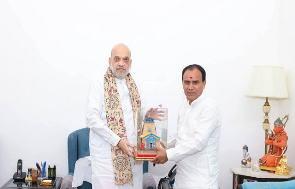 उत्तराखंड के कैबिनेट मंत्री डॉ. धन सिंह रावत नई दिल्ली में केंद्रीय गृह एवं सहकारिता मंत्री अमित शाह से शिष्टाचार भेंट करते।