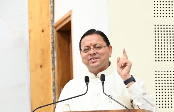 मुख्यमंत्री पुष्कर सिंह धामी मुख्यमंत्री कैम्प कार्यालय स्थित मुख्य सेवक सदन में ‘मुख्यमंत्री युवा भविष्य निर्माण योजना’ का शुभारंभ करते हुए।