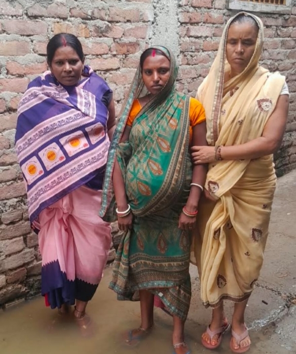 महिला को अस्पताल ले जाती आशा कार्यकर्ता महिला को अस्पताल ले जाती आशा कार्यकर्ता