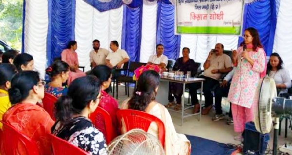 किसान गाेष्ठी के दाैरान चर्चा करते हुए। किसान गाेष्ठी के दाैरान चर्चा करते हुए।