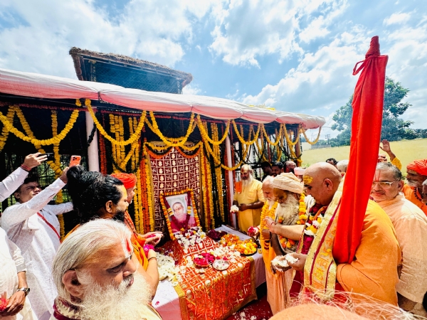 दूसरे दिन के सत्र का शुभारंभ करते हुए जगद्गुरु नाभा पीठाधीश्वर सुतीक्ष्ण देवाचार्य (सुदामा कुटी, वृंदावन) दूसरे दिन के सत्र का शुभारंभ करते हुए जगद्गुरु नाभा पीठाधीश्वर सुतीक्ष्ण देवाचार्य (सुदामा कुटी, वृंदावन)