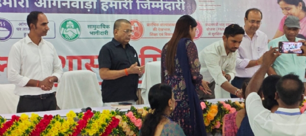 कार्यक्रम का उद्घाटन करते डीएम एवं अन्य