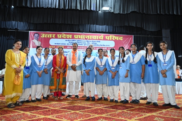 उत्तर प्रदेश प्रधानाचार्य परिषद् के तत्त्वावधान में  गाँधी भवन सभागार लखनऊ में आयोजित कार्यक्रम को संबोधित करते उप मुख्यमंत्री केशव प्रसाद मौर्या