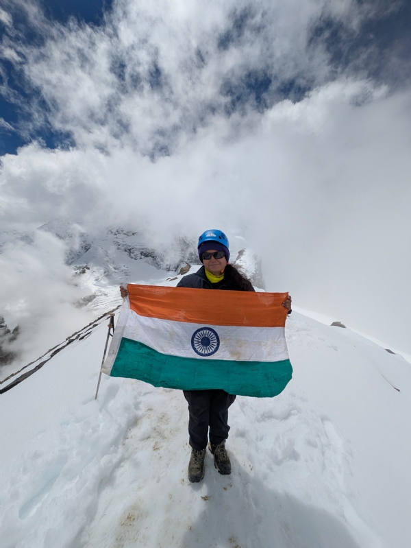 लखनऊ की पर्वतारोही पूर्वा धवन ने 5,826 मीटर ऊंची रुद्रगैरा चोटी पर फहराया तिरंगा* लखनऊ की पर्वतारोही पूर्वा धवन ने 5,826 मीटर ऊंची रुद्रगैरा चोटी पर फहराया तिरंगा*