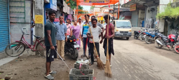 अररिया फोटो:चेयरमैन कर्मियों के साथ