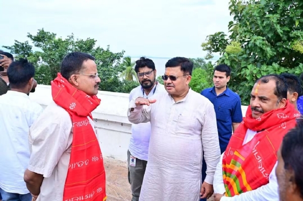 नयागढ़ में नीलमाधव मंदिर के विकास की योजनाओं की मंत्री हरिचंदन ने की समीक्षा नयागढ़ में नीलमाधव मंदिर के विकास की योजनाओं की मंत्री हरिचंदन ने की समीक्षा