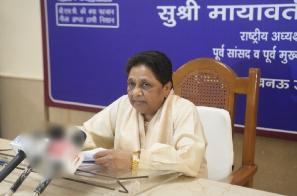 वार्ता करती मायावती की फोटो