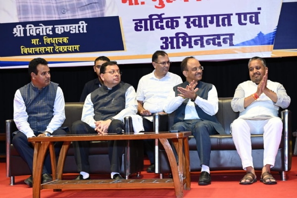 फोटो-13एनटीएच08 टिहरी के चौरास में भारत दर्शन कार्यक्रम के दौरान प्रतिभागियों के संवाद करते सीएम पुष्कर सिंह धामी।