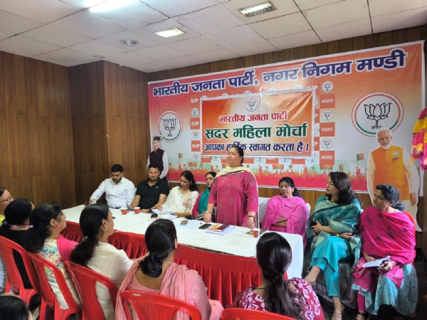 महिला मोर्चा की बैठक के दौरान।