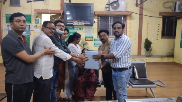 नेत्रदान की प्रकि्रया पूरी करते हुए नेत्र विभाग के कर्मचारी। नेत्रदान की प्रकि्रया पूरी करते हुए नेत्र विभाग के कर्मचारी।