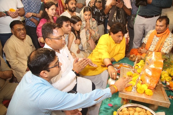 कलेक्टर शिवम वर्मा ने खजराना गणेश मंदिर पहुंचकर पूजन-अर्चन कर किया शुभारंभ कलेक्टर शिवम वर्मा ने खजराना गणेश मंदिर पहुंचकर पूजन-अर्चन कर किया शुभारंभ