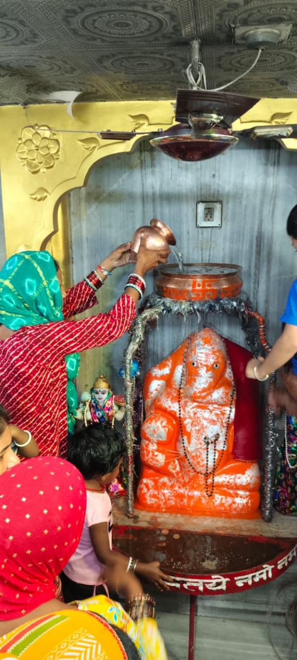 मठमंदिर में श्रीगणेश का जलाभिषेक करते हुए श्रध्दालु। मठमंदिर में श्रीगणेश का जलाभिषेक करते हुए श्रध्दालु।