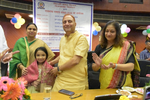 महापौर प्रवेश वाही एमसीडी के हिंदी दिवस कार्यक्रम में बच्चों को सम्मानित करते हुए।