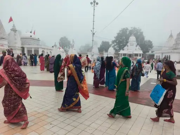 नर्मदा मंदिर में श्रद्धालुओं की भीड