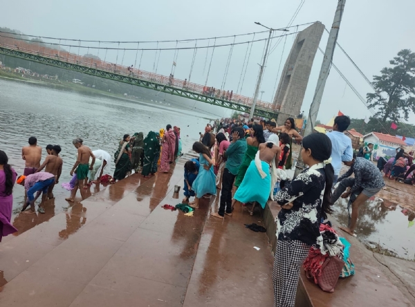 नर्मदा तट के राम घाट के पश्चिम  तट श्रद्धालुओं की भीड