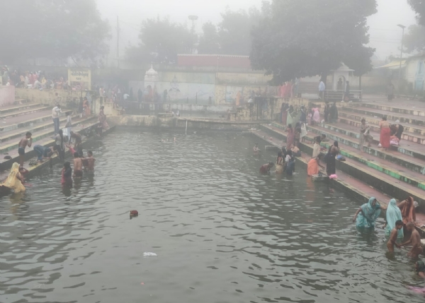 नर्मदा तट के गांधी घाट में श्रद्धालुओं की भीड