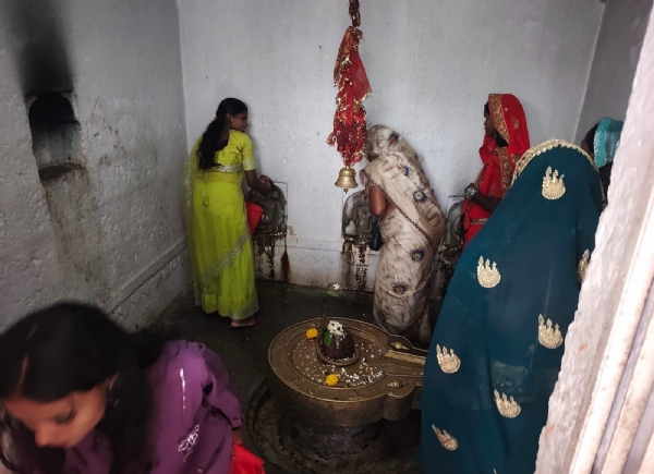 भगवान शंकर की पूजा करती महिलाएं