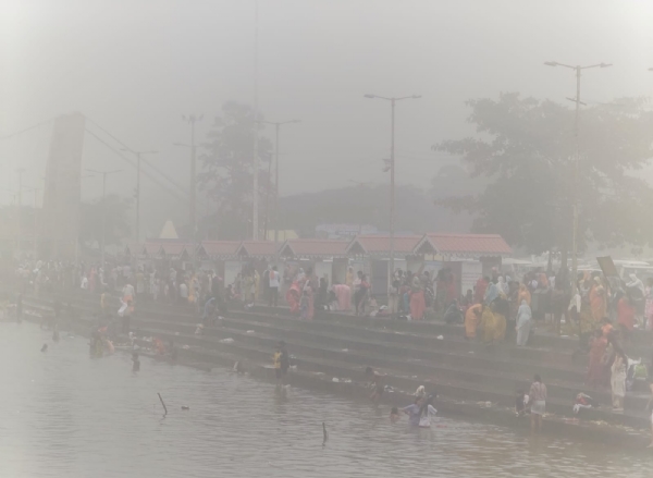 नर्मदा तट के राम घाट के दक्षिण तट श्रद्धालुओं की भीड