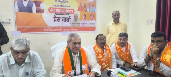 पत्रकारों से बात करते मंत्री चौधरी लक्ष्मी नारायण पत्रकारों से बात करते मंत्री चौधरी लक्ष्मी नारायण