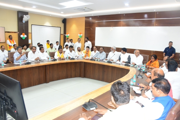 प्रयागराज के सर्किट हाउस में समीक्षा बैठक करते हुए प्रभारी मंत्री स्वतंत्रदेव सिंह सहित अन्य लोगों की फोटो
