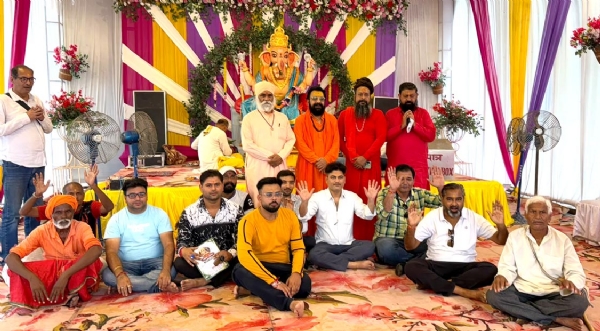 मूर्ति स्थापना के दौरान मूर्ति स्थापना के दौरान