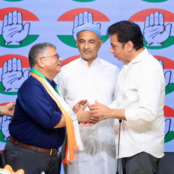नई दिल्ली में कांग्रेस मुख्यालय में दिल्ली विश्वविद्यालय शिक्षक संघ (डूटा) के पूर्व अध्यक्ष डॉ. आदित्य नारायण मिश्रा और अन्य शिक्षाविदों के कांग्रेस में शामिल होने के दौरान पार्टी नेता काजी निजामुद्दीन, देवेंद्र यादव और राजेंद्र पाल गौतम।
