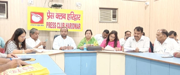 पत्रकारों से वार्ता करते हुए पत्रकारों से वार्ता करते हुए