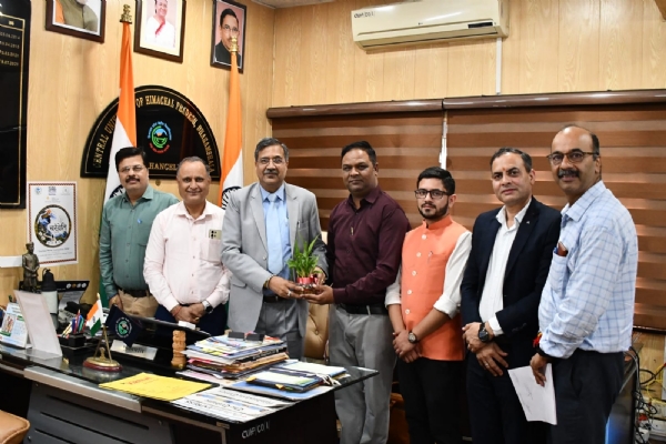 सीयू में राष्ट्रीय अभियंता दिवस पर आयोजित कार्यक्रम में मौजूद कुलपति और अन्य।