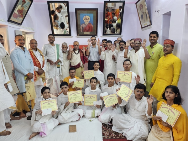 गणेश उत्सव में विजेता बटुकों के साथ डीआईजी