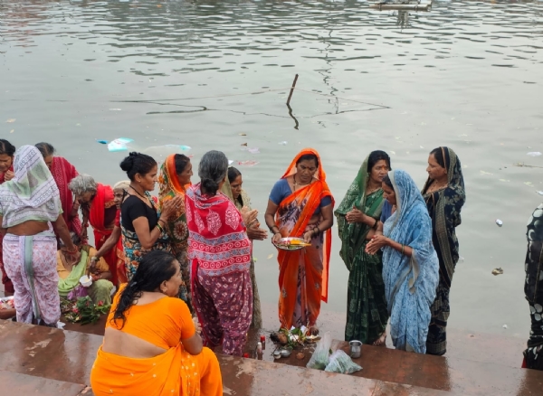 अमरकंटक में ऋषि पंचमी पर नर्मदा में डुबकी लगा पूजा करती महिलायें 2 अमरकंटक में ऋषि पंचमी पर नर्मदा में डुबकी लगा पूजा करती महिलायें 2